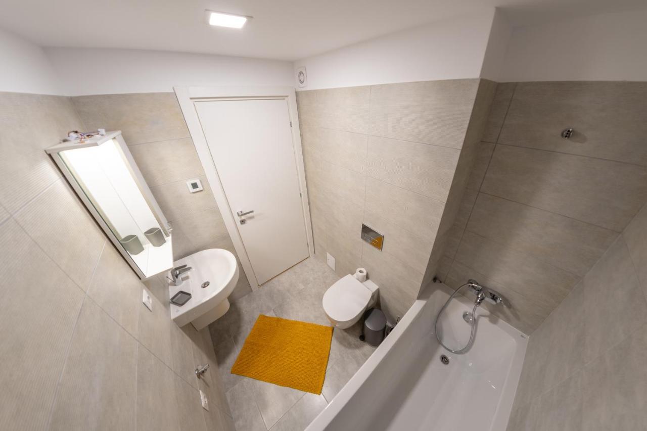 Citadela North 1Br Apartment W Security And Self Check In Bukares Bagian luar foto