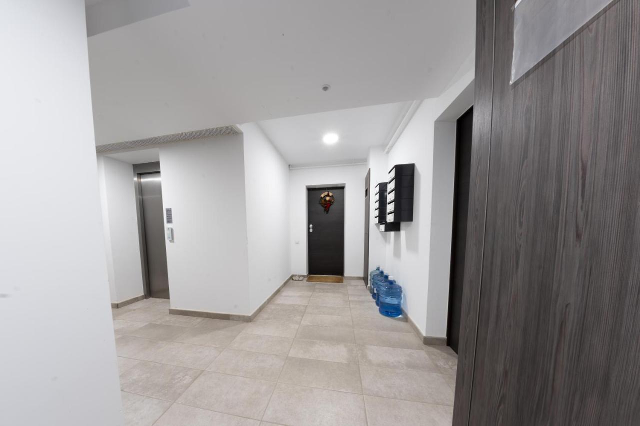 Citadela North 1Br Apartment W Security And Self Check In Bukares Bagian luar foto